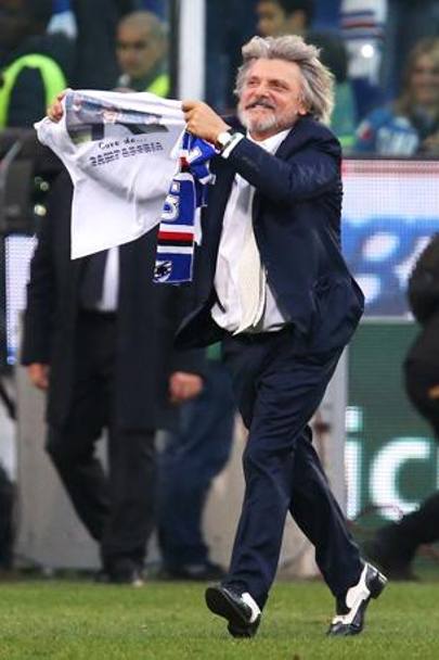 La gara finisce: la Samp batte 3-1 la Fiorentina e il presidente scende in campo mostrando una maglietta con la sua foto e la scritta 